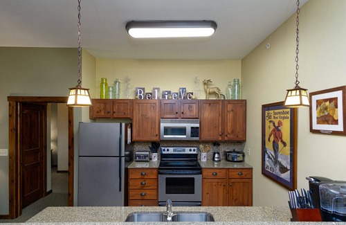 Snowshoe Condo | Soaring Eagle #406: 2 Bedrooms, 2 Full Baths: Slope Side, Hot Tubs. Underground Parking.
