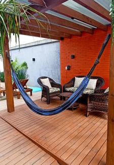 Muquem House | Sobrado com 3 Suítes, Piscina, Sala de Jogos, Garagem para 4 Carros