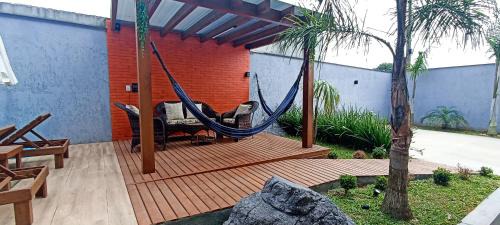 Muquem House | Sobrado com 3 Suítes, Piscina, Sala de Jogos, Garagem para 4 Carros