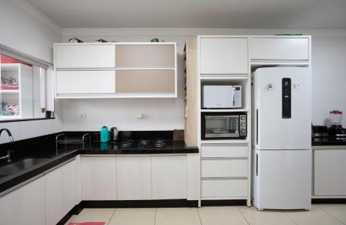 Maringa House | Sobrado Luxo com Hidromassagem, Terraço e Lareira