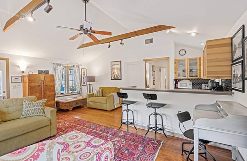 Travis Heights Apartment | SoCo District, Pool - Garden Cottage, Park Lane