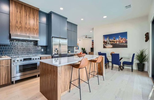 South Congress House | SOCO Modern Lux-New-5BR-Pool-Block from Everything