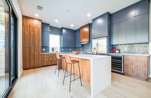 South Congress House | SOCO Modern Lux-New-5BR-Pool-Block from Everything