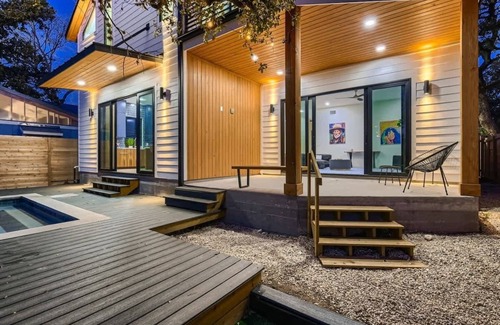 South Congress House | SOCO Modern Lux-New-5BR-Pool-Block from Everything
