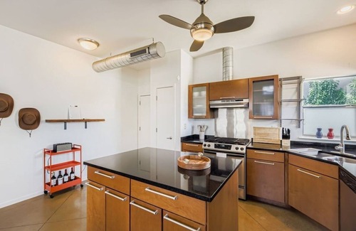 South Lamar House | SoCo Retreat | Escape for 6 | EV Charger Available