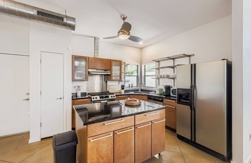 South Lamar House | SoCo Retreat | Escape for 6 | EV Charger Available