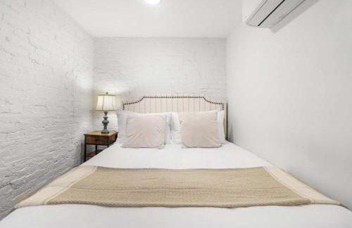 Capitol Hill House | Sojourn Charming Lower Level Studio - Capitol Hill