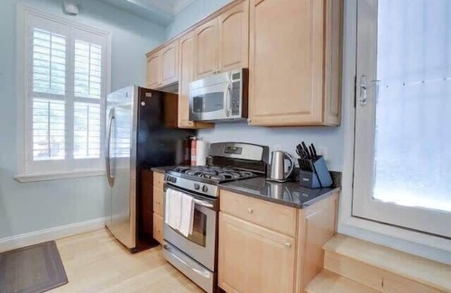 Mount Vernon Square House | Sojourn Mt Vernon Sq Outdoor Space 2BR/2BA