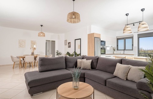 Gerani Apartment | Sol Luxury Apartment: 3BD With a Rooftop Mini-Pool, 150m from the Beach