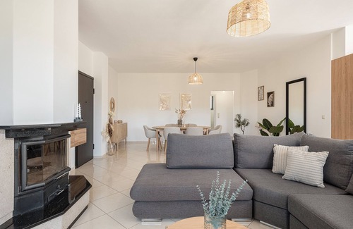 Gerani Apartment | Sol Luxury Apartment: 3BD With a Rooftop Mini-Pool, 150m from the Beach