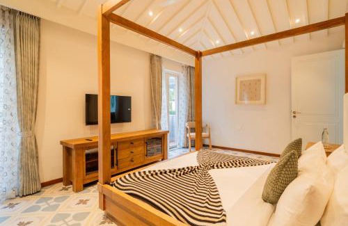 Gauravaddo Villa | Solace AquaVista 5-BHK Villa with Private Pool, Lounge Area & Bar