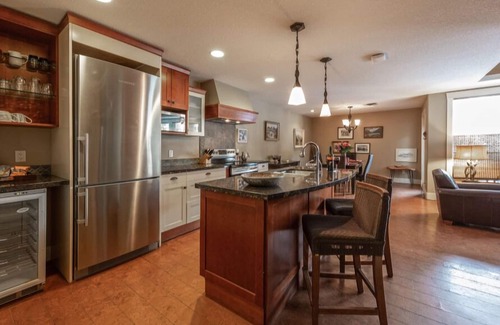 Canmore Resort | Solara Resort Canmore Pet-Friendly Corner Suite