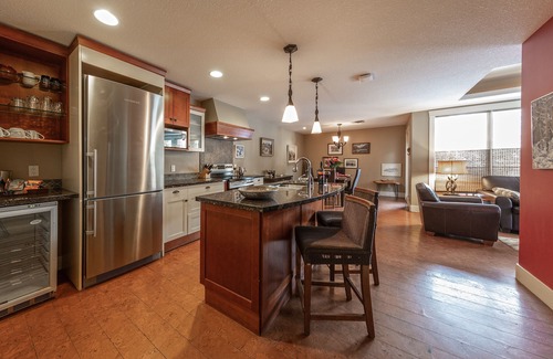 Canmore Resort | Solara Resort Canmore Pet-Friendly Corner Suite