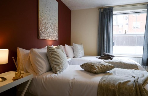 Solihull Apartment | Solihull 2 Bedroom Ground Floor Apartment with Parking - Available for Long Stays