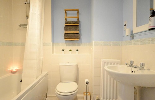 Solihull Apartment | Solihull 2 Bedroom Ground Floor Apartment with Parking - Available for Long Stays
