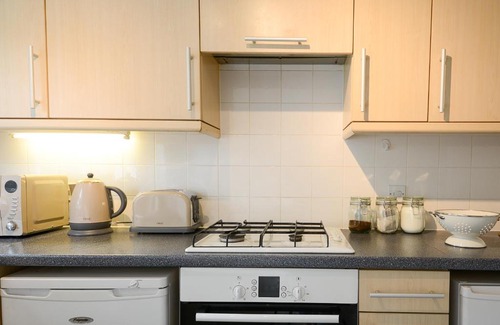 Solihull Apartment | Solihull 2 Bedroom Ground Floor Apartment with Parking - Available for Long Stays