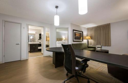 Huntsville Hotel | Sonesta Simply Suites Huntsville Research Park