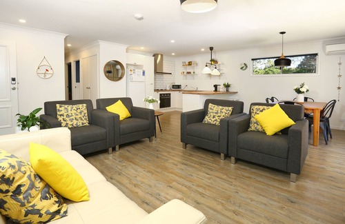 Southport Cabin | Songbird Lodge near Surfers Paradise Pet Friendly