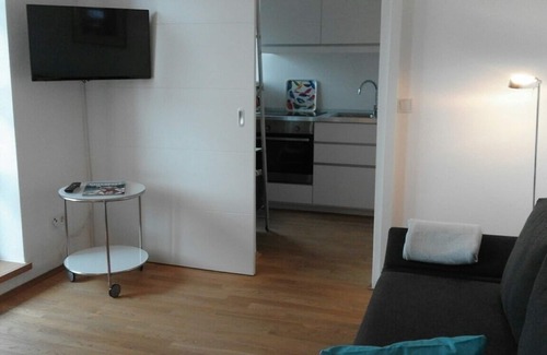 Chieming Apartment | Sonnige Ferienwohnung mit einem Schlafzimmer und Westbalkon