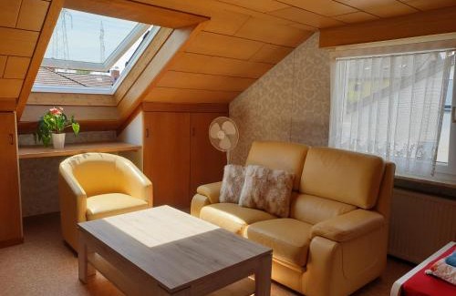 Loerrach Apartment | Sonnige ruhige Dachzimmer inkl WIFI plus Kaffee mit WG Dusche und neuer Küche