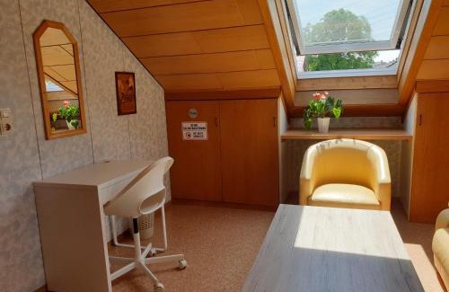 Loerrach Apartment | Sonnige ruhige Dachzimmer inkl WIFI plus Kaffee mit WG Dusche und neuer Küche