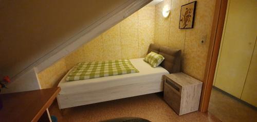 Loerrach Apartment | Sonnige ruhige Dachzimmer inkl WIFI plus Kaffee mit WG Dusche und neuer Küche