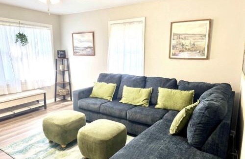 Nederland House | Soothing Greens Color Peaceful 3 BR 1BA Dwelling