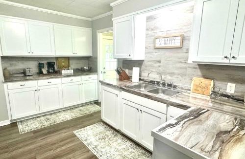Nederland House | Soothing Greens Color Peaceful 3 BR 1BA Dwelling