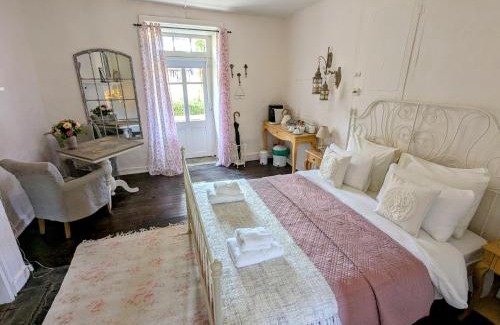 Jumilhac-le-Grand Bed & Breakfast | Sous le Chateau