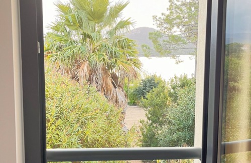 Pianotolli-Caldarello Apartment | South Corsica, cosy T3 air-conditioned, direct access to the sea, feet in the water