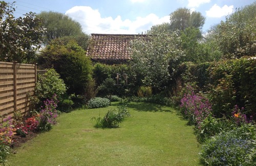 Highbridge House | South facing cottage for nine with pool and garden