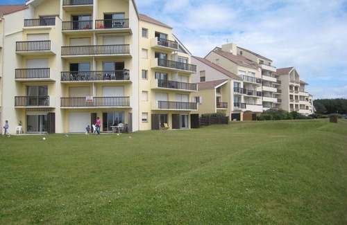 Hardelot-Plage Apartment | South-facing studio-cabin 29M2 on lawn, 100 m from beach, 2 private tennis courts
