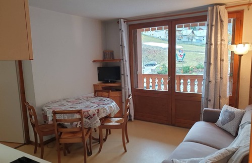 Valloire Apartment | South-facing T2 mountain-view apartment 100 metres from the cable cars