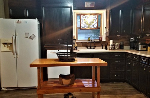 University House | SOUTH FORK INN, RANCH HOME,SLEEPS 15, DOWN THE ROAD FROM SILOS, HUGE YARD!