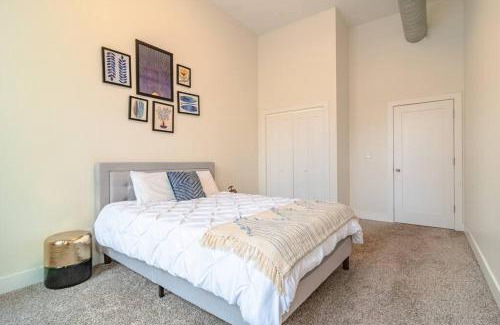 Near South Side Apartment | South Loop 3BR Group Comfort Near Downtown, Grant Park, Soldier Field and McCormick Place