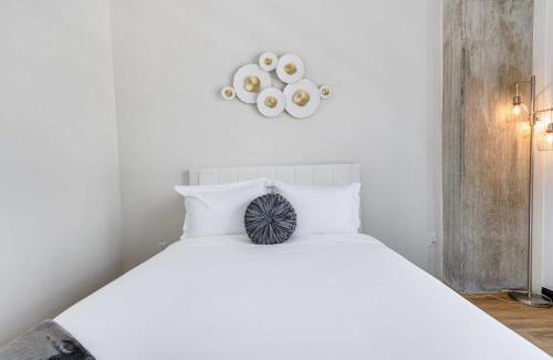 The Loop Apartment | South Loop Rooftop With In and Out Parking 3