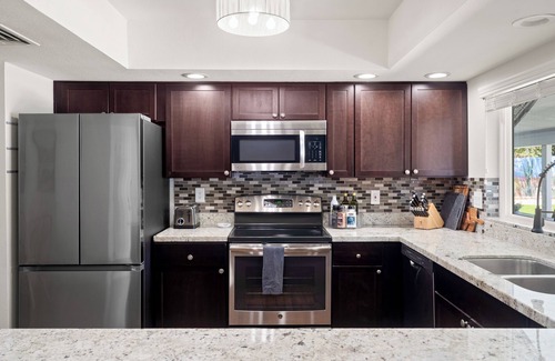 Desert Foothills Estates House | South Mountain FREE HEATED Pool and Hot Tub walk to trails & park. NEW