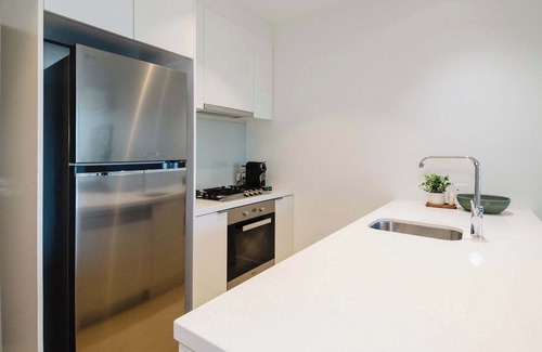 South Melbourne Apartment | Southbank Serenity With Stunning View & Balcony