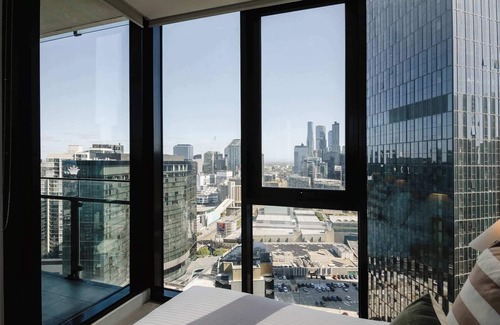 South Melbourne Apartment | Southbank Serenity With Stunning View & Balcony