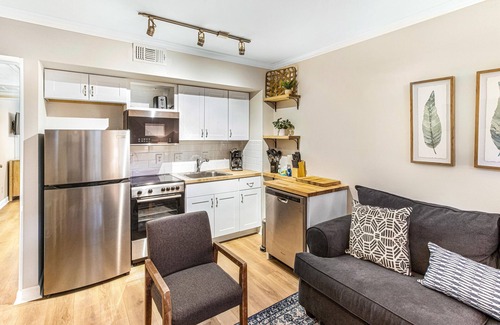 Historic Downtown Savannah Apartment | Southern Chic Apt. on Forsyth Park w/Parking, No Stairs by Lucky Savannah