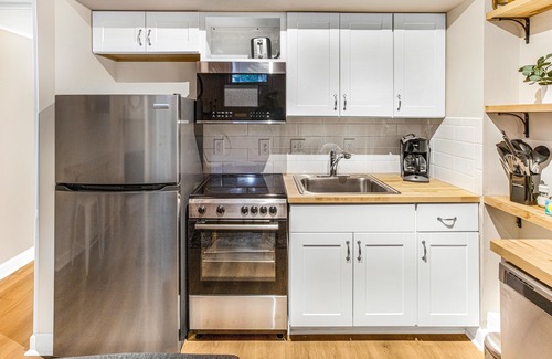Historic Downtown Savannah Apartment | Southern Chic Apt. on Forsyth Park w/Parking, No Stairs by Lucky Savannah