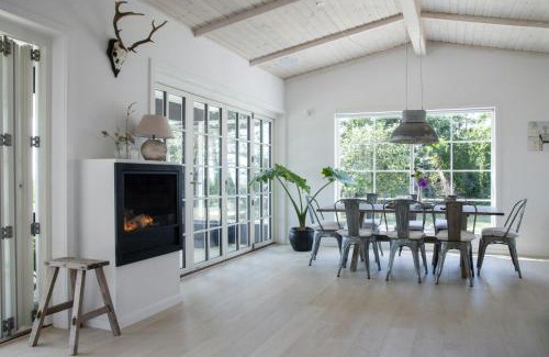 Lumsas House | Southern Feel In Refurbished Home By Shore