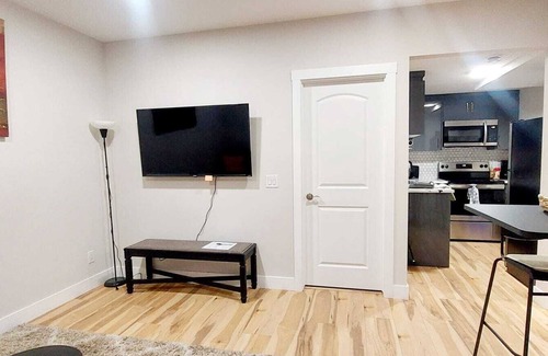 Southwest Calgary House | Southwest Cozy vibes, fast Wi-Fi – your chill Calgary escape starts here!