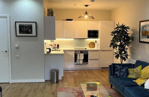 Prince's Apartment | Spacious 1BD Flat w/Balcony | Lambeth