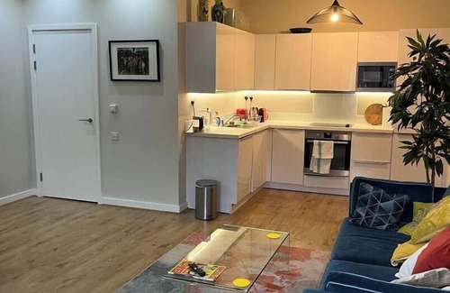 Prince's Apartment | Spacious 1BD Flat w/Balcony | Lambeth