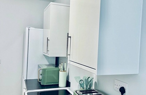 Wainscot Apartment | Spacious 1BR Apt with balcony in Strood-Rochester