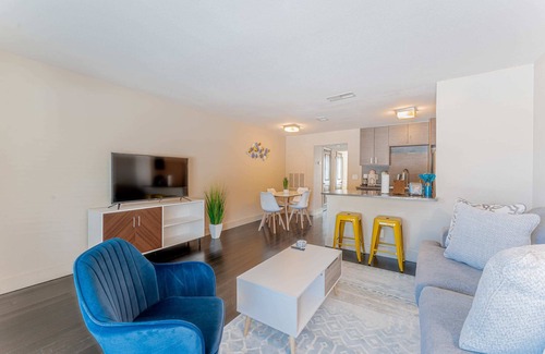 Riverside Apartment | Spacious 1BR close to Downtown w fast wifi