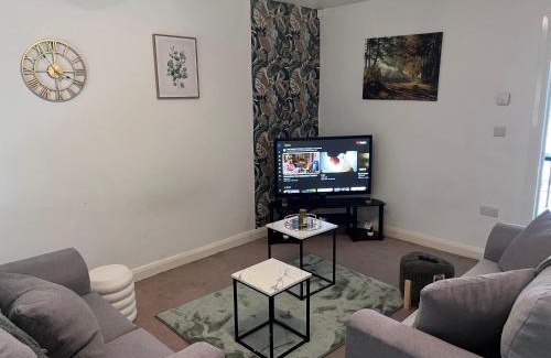 Levenshulme House | Spacious 2 bed house in Manchester with Private Parking