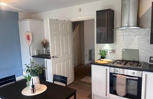 Levenshulme House | Spacious 2 bed house in Manchester with Private Parking
