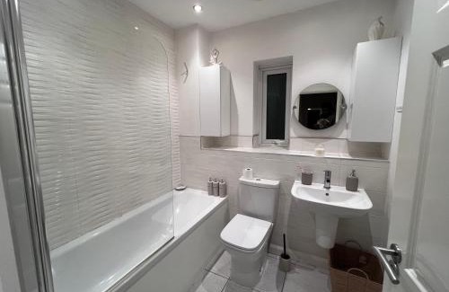 Levenshulme House | Spacious 2 bed house in Manchester with Private Parking